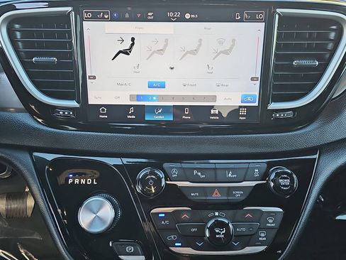 Used 2025 Chrysler Pacifica Select image 22