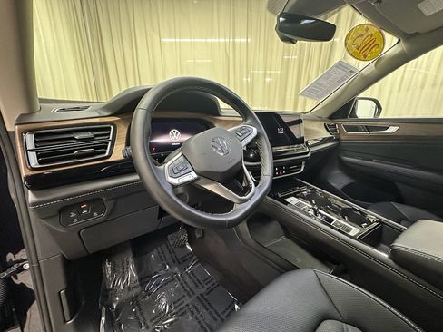 Used 2025 Volkswagen Atlas SE image 27