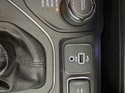 Used 2019 Jeep Cherokee Latitude Plus w/ Cold Weather Group AWD/4WD image 28
