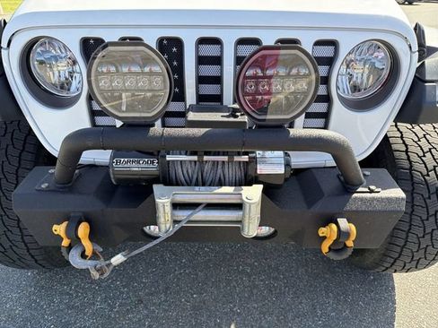 Used 2023 Jeep Gladiator Mojave w/ Cold Weather Group AWD/4WD image 32