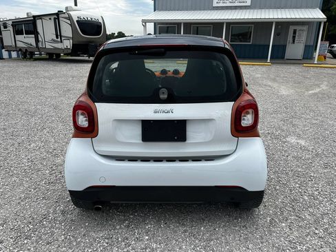 Used 2016 smart fortwo passion RWD image 4
