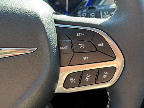 Used 2026 Chrysler Pacifica Limited FWD image 18