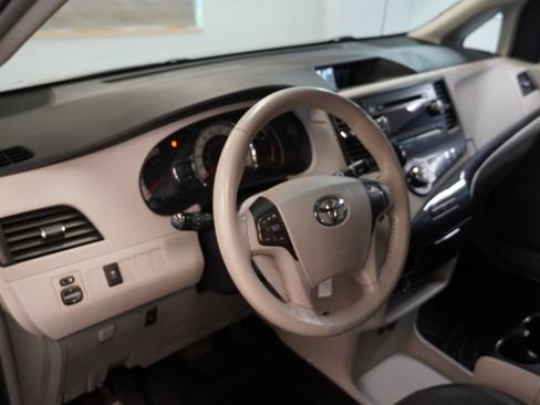 Used 2013 Toyota Sienna SE FWD image 7