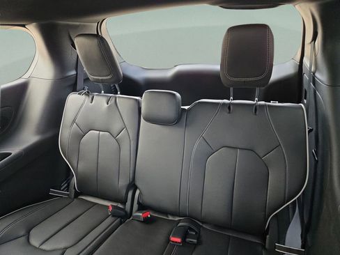 New 2026 Chrysler Pacifica Limited image 17