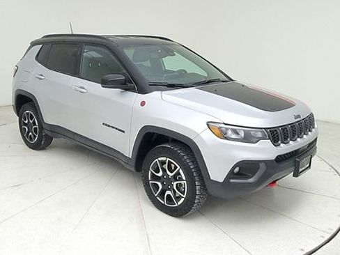 Used 2024 Jeep Compass Trailhawk image 3