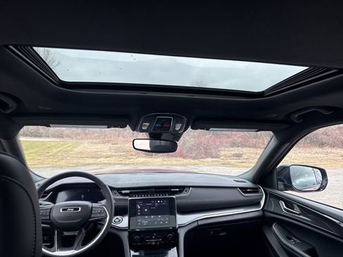 Used 2023 Jeep Grand Cherokee L Laredo image 16