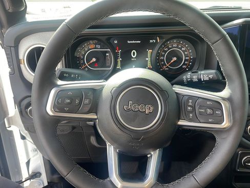 Used 2025 Jeep Wrangler Unlimited Sahara AWD/4WD image 22