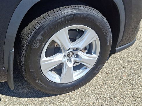 Certified 2024 Toyota Highlander AWD image 8