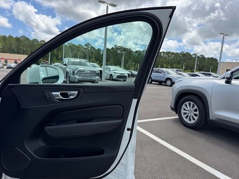 Used 2023 Volvo XC60 B5 Plus image 34