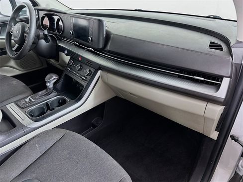 Certified 2022 Kia Carnival LX image 32