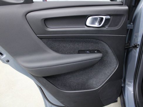 Used 2021 Volvo XC40 T5 Momentum image 19