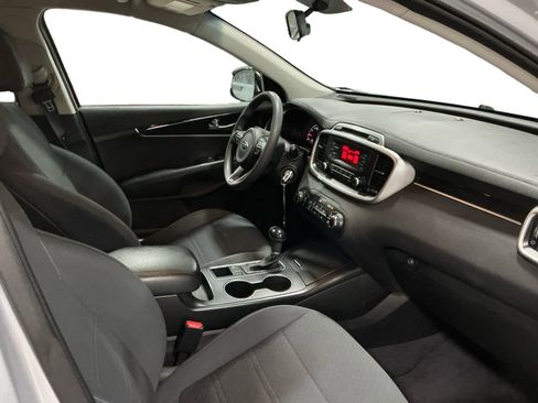Used 2017 Kia Sorento L image 10
