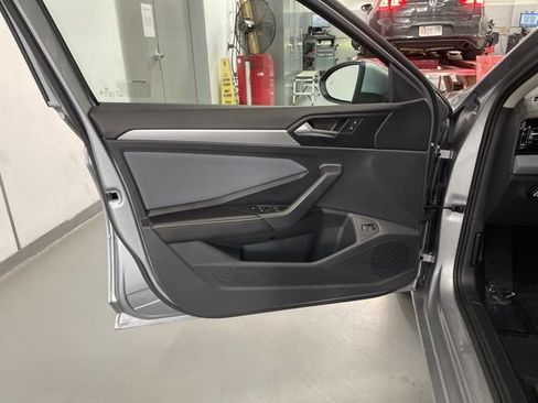 Used 2026 Volkswagen Jetta SE FWD image 25