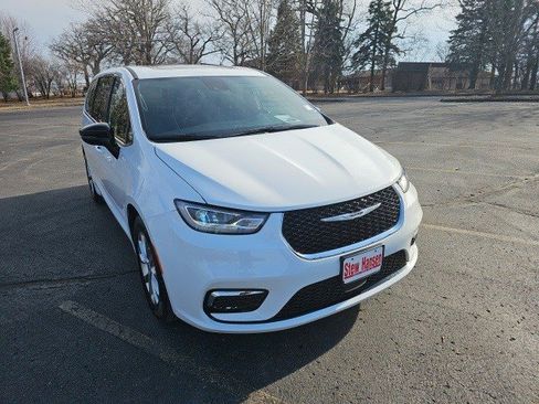 Used 2026 Chrysler Pacifica Limited image 8