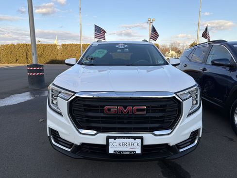 Certified 2022 GMC Terrain SLE w/ Driver Convenience Package image 2