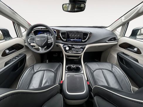 Used 2024 Chrysler Pacifica Limited image 13