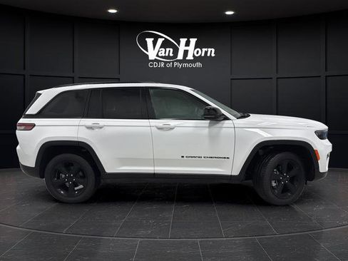 Used 2025 Jeep Grand Cherokee Limited w/ Black Appearance Package image 2