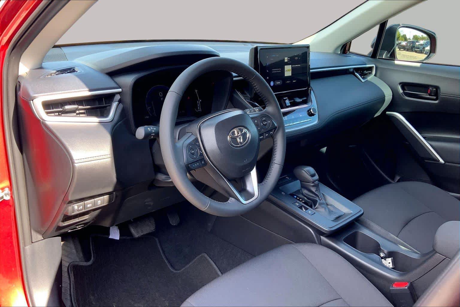Used 2026 Toyota Corolla Cross LE FWD image 17