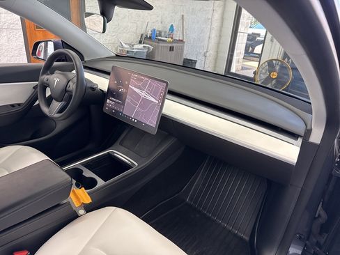 Used 2021 Tesla Model Y Long Range image 44