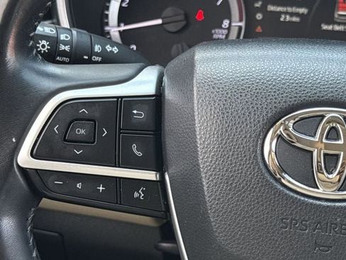 Used 2023 Toyota Highlander XLE AWD/4WD image 14