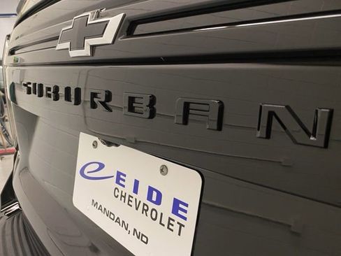 Used 2024 Chevrolet Suburban Z71 w/ Luxury Package AWD/4WD image 33
