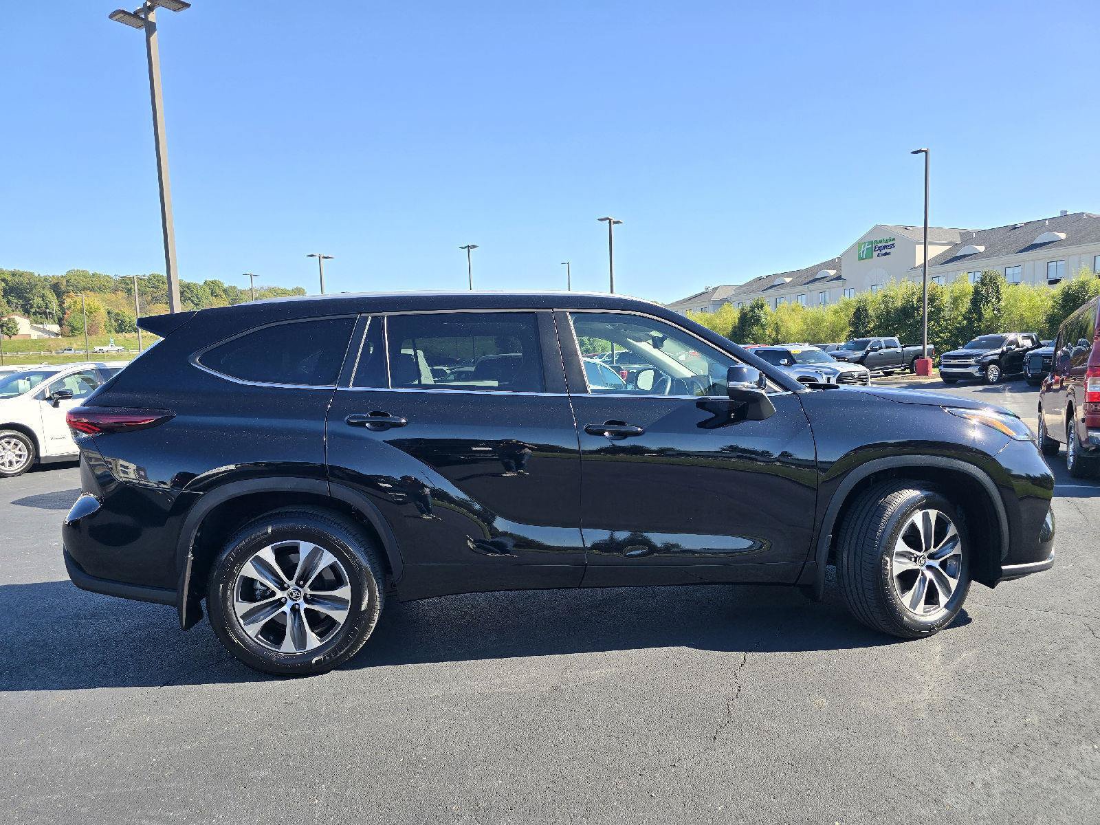 Used 2025 Toyota Highlander XLE AWD/4WD image 8