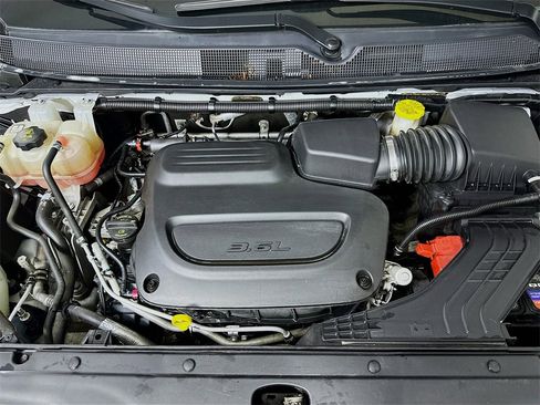 Used 2022 Chrysler Pacifica Touring-L image 9