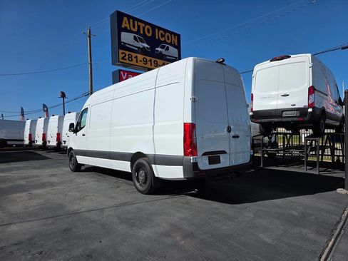 Used 2025 Mercedes-Benz Sprinter 2500 image 2
