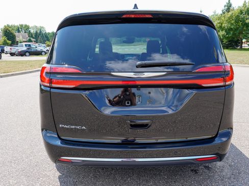 Used 2026 Chrysler Pacifica Select FWD image 5