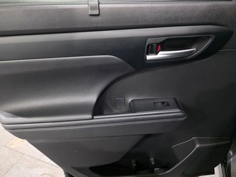 Used 2024 Toyota Highlander XLE image 11
