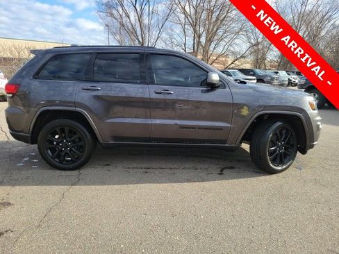 Used 2018 Jeep Grand Cherokee Altitude image 2