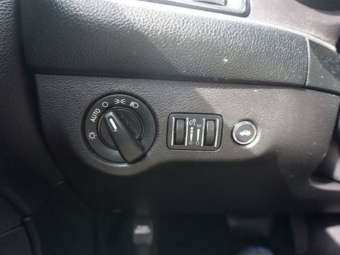 Used 2016 Dodge Challenger SXT image 4