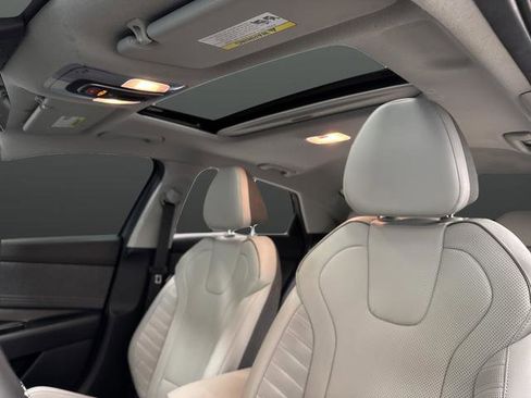 Used 2023 Hyundai Elantra Limited image 7