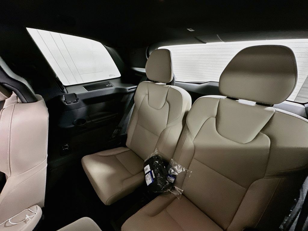 Used 2026 Volvo XC90 B5 Plus w/ Protection Package Premier AWD/4WD image 4