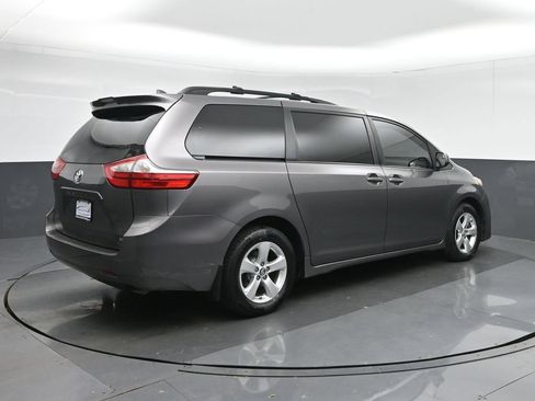 Used 2018 Toyota Sienna LE w/ Carpet Mat Package FWD image 7