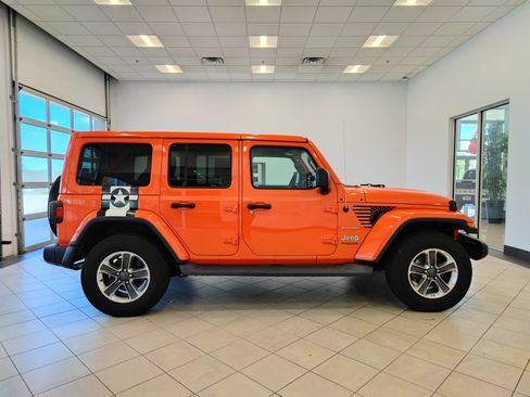 Used 2020 Jeep Wrangler Unlimited Sahara w/ Uconnect 4C Nav & Sound Group AWD/4WD image 2