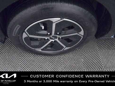 Certified 2024 Kia Niro SX image 21
