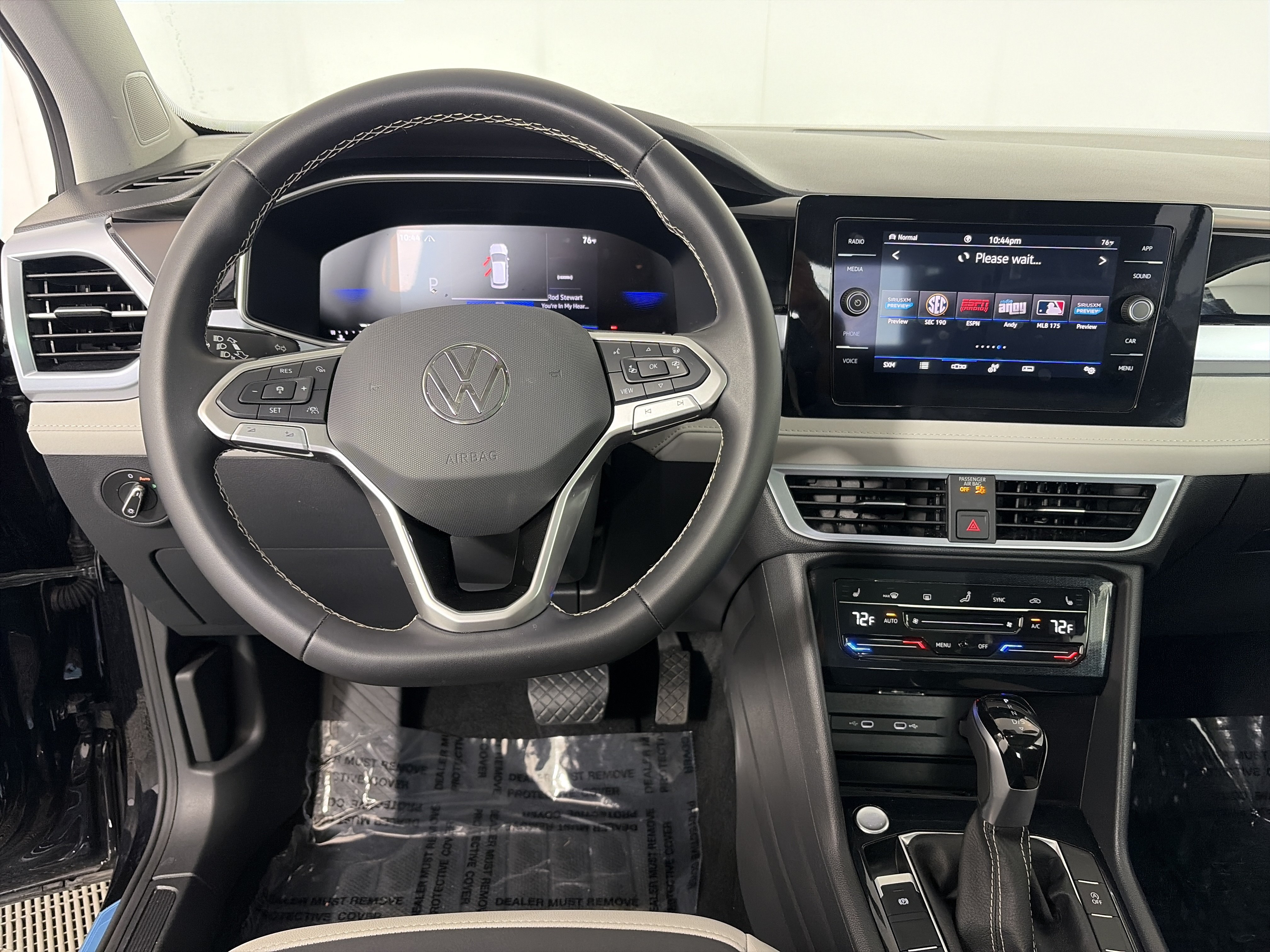 Used 2026 Volkswagen Taos SE w/ Panoramic Sunroof Package AWD/4WD image 3