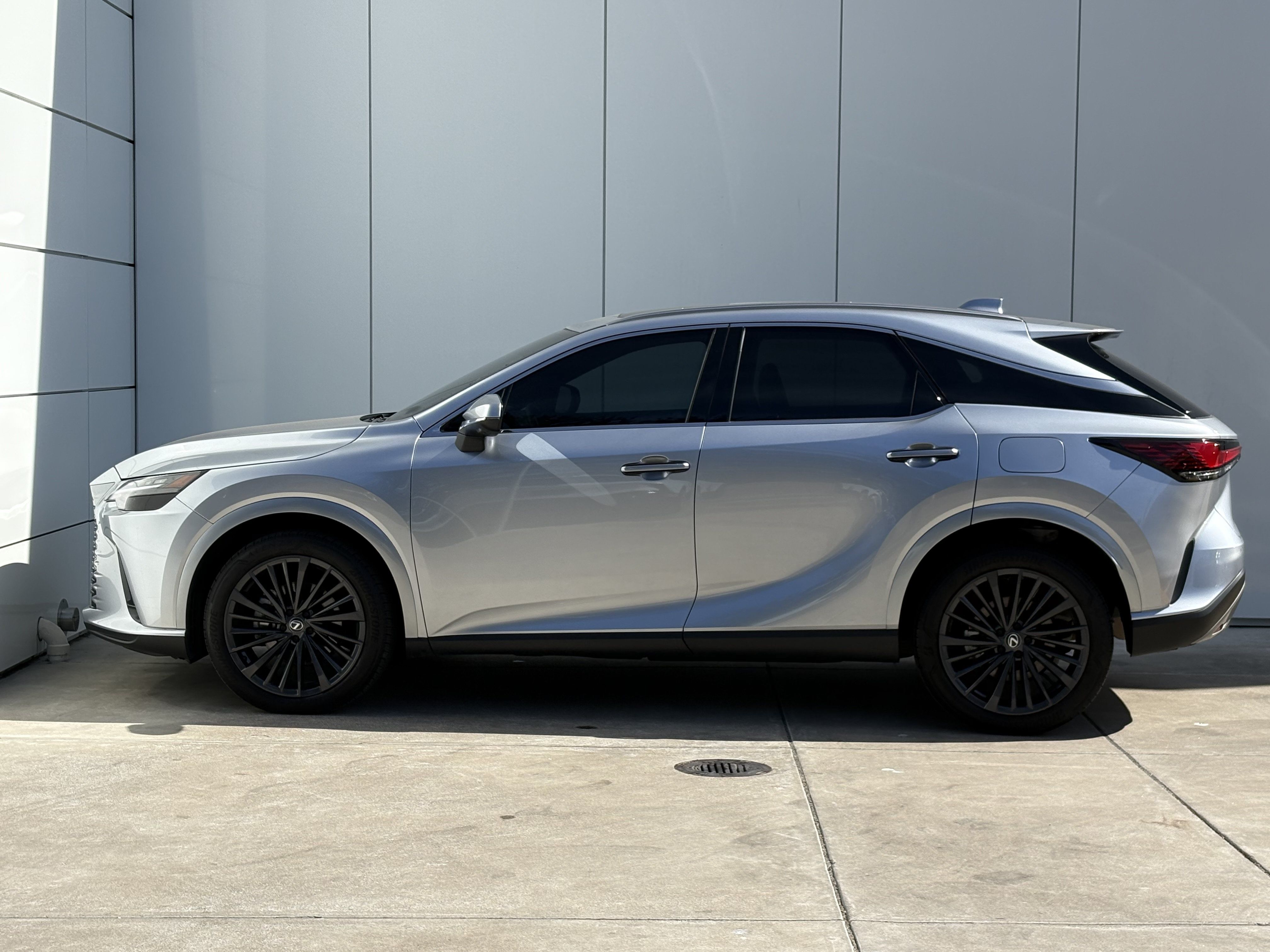 Used 2025 Lexus RX 350h w/ Convenience Package AWD/4WD image 4