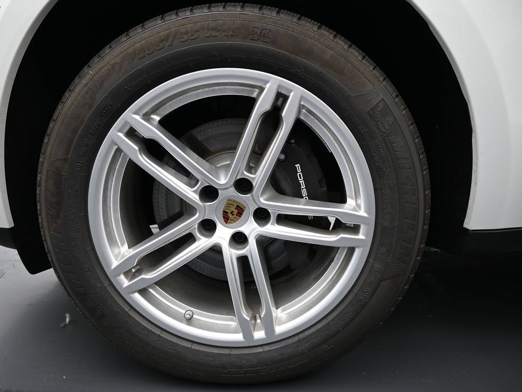 Certified 2025 Porsche Macan AWD/4WD image 32