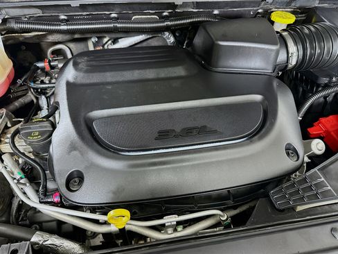 Used 2023 Chrysler Pacifica Touring-L image 32