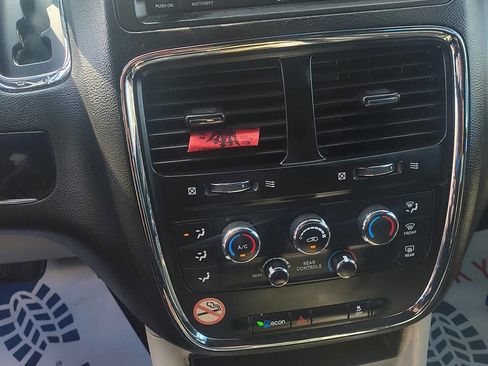 Used 2018 Dodge Grand Caravan SXT image 9