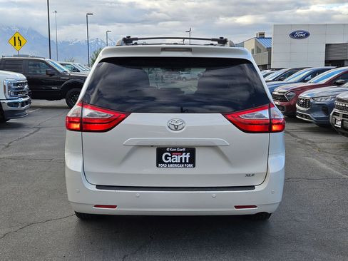 Used 2017 Toyota Sienna XLE w/ XLE Navigation Package FWD image 7