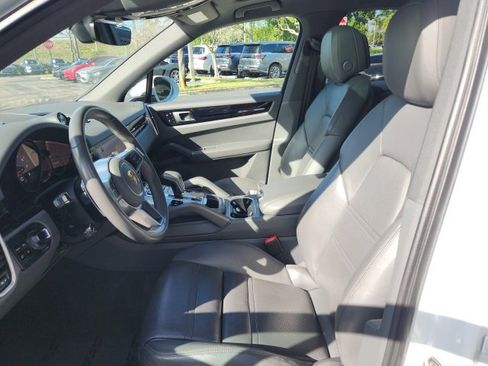 Used 2021 Porsche Cayenne w/ Premium Package image 19