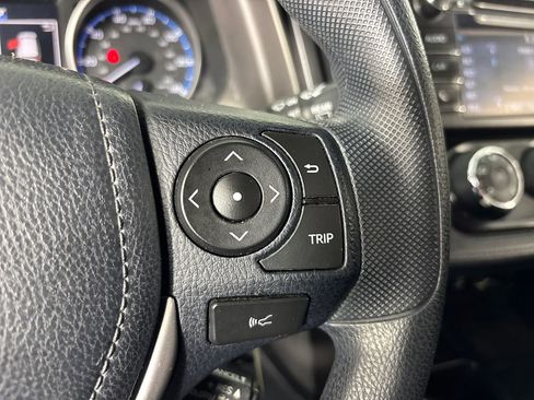 Used 2018 Toyota RAV4 LE image 16