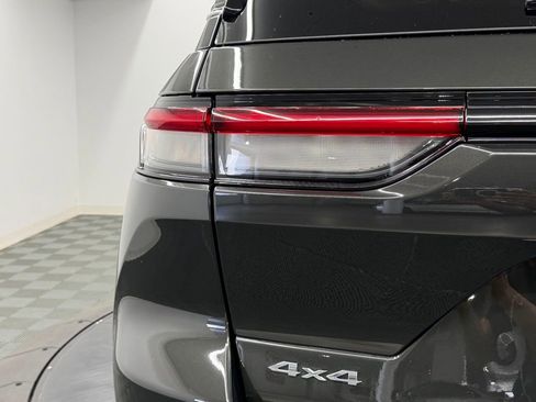 Used 2023 Jeep Grand Cherokee Limited w/ Luxury Tech Group II image 11