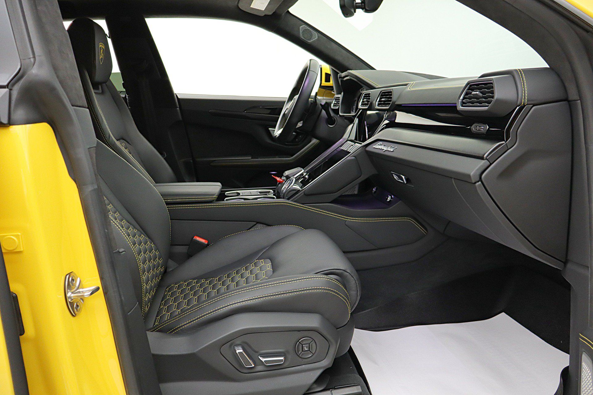 Used 2022 Lamborghini Urus AWD/4WD image 32