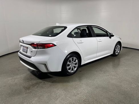 Used 2021 Toyota Corolla LE image 3