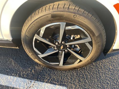 Used 2025 Chevrolet Equinox EV LT w/ Convenience Package image 9