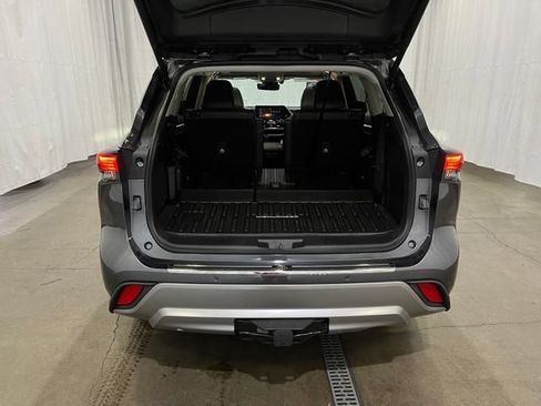 Certified 2025 Toyota Highlander Platinum AWD/4WD image 14